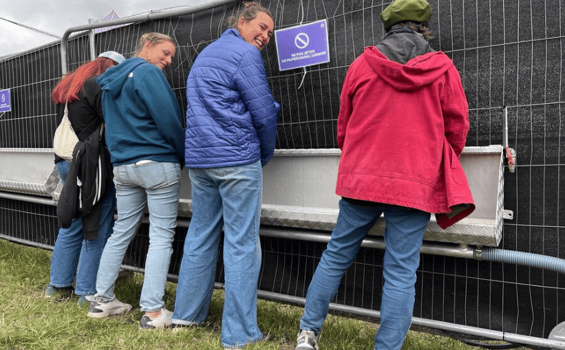 景區公廁，擠滿悄悄崩潰的女性