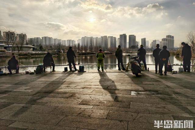 張村河畔夕照垂釣，暖冬繪就生態新景