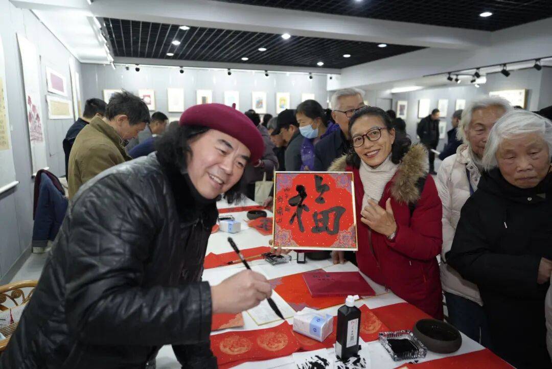 《揚州晚報》創刊30週年之際，書法名家手寫春聯送祝福