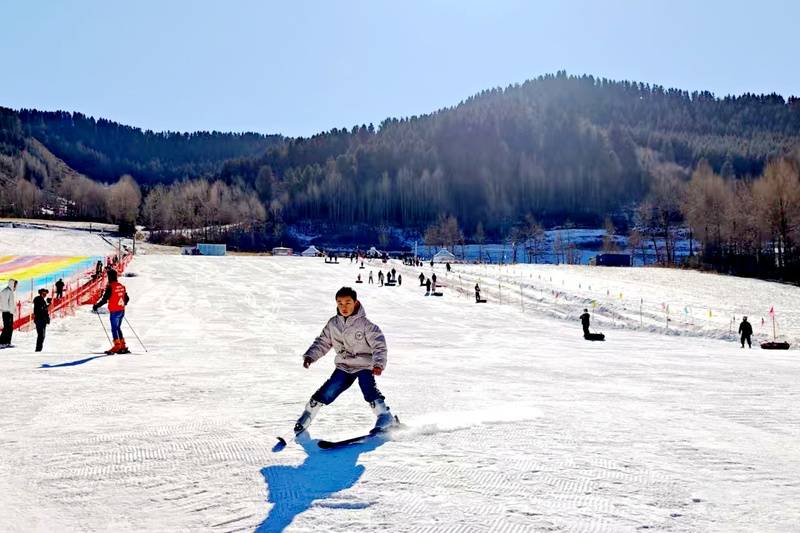 玩轉“五彩繽紛的冬”！青海東峽冰雪旅遊季啟幕