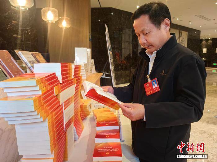 湖北咸宁：临时图书馆入驻两会现场 书香伴履职